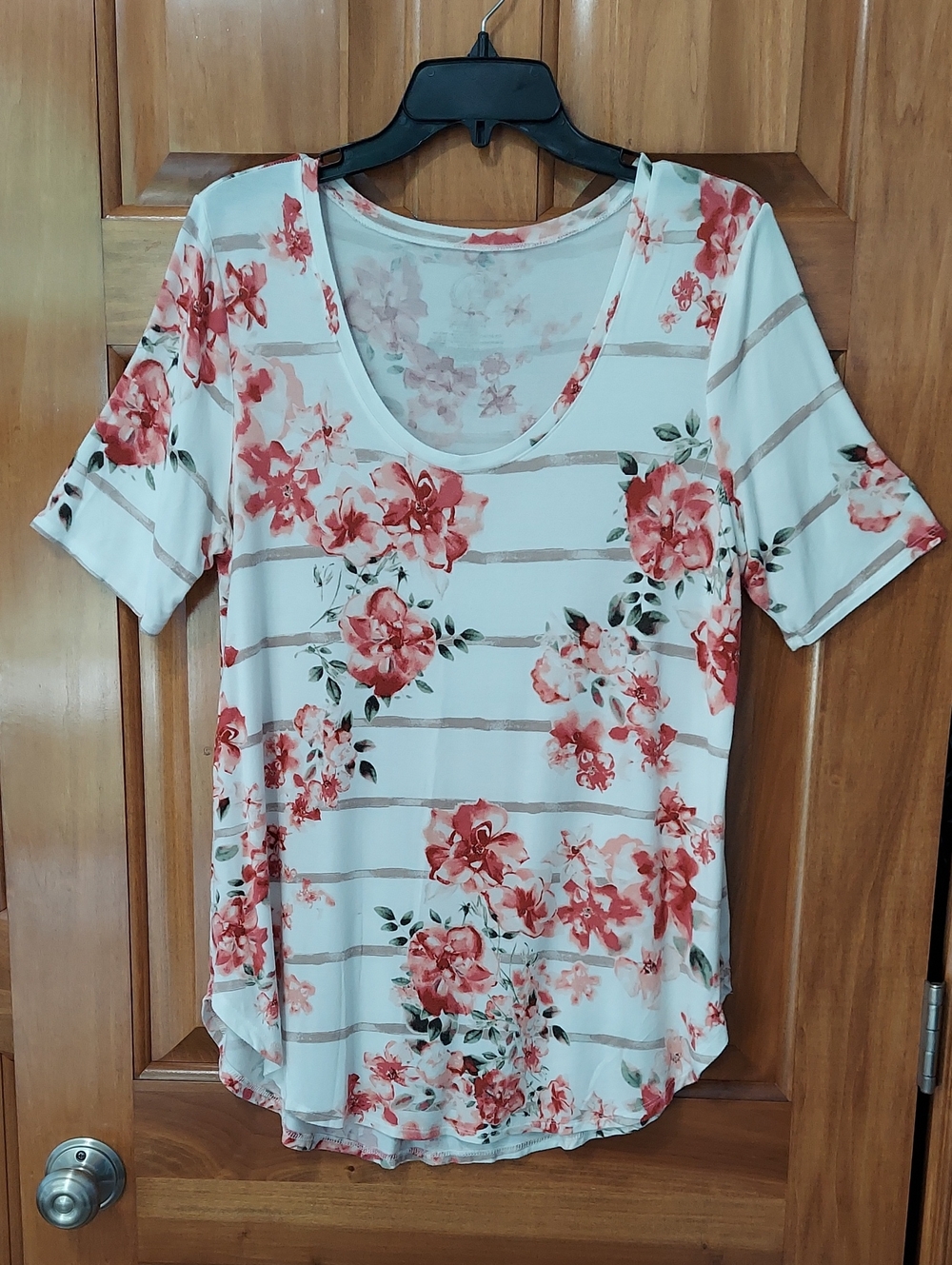 Maurices Women's Scoop Neck Floral Stripe Tee, White & Coral, Size Large▪︎